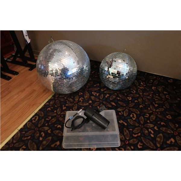 LOT: 2 BOULES MIROIR 16  & 12  AVEC 1- LUMIÈRE