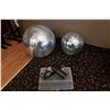 Image 1 : LOT: 2 BOULES MIROIR 16" & 12" AVEC 1- LUMIÈRE