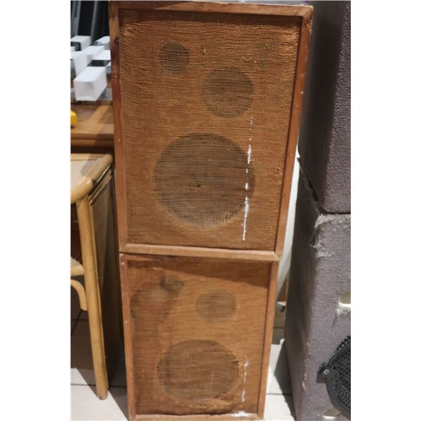 LOT DE 2 HAUT-PARLEURS 15"x12"x22"