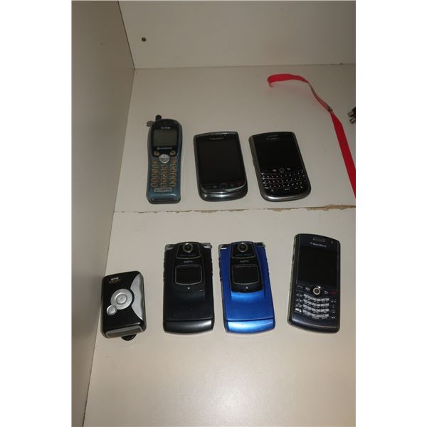 LOT DE 6-CELLULAIRES ET 1-TÉLÉAVERTISSEUR