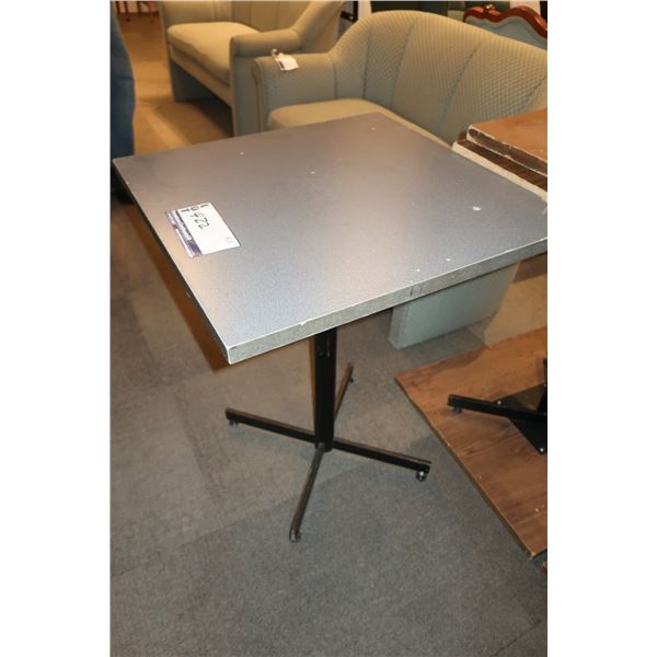 TABLE CARRÉE 24"x24" ASST