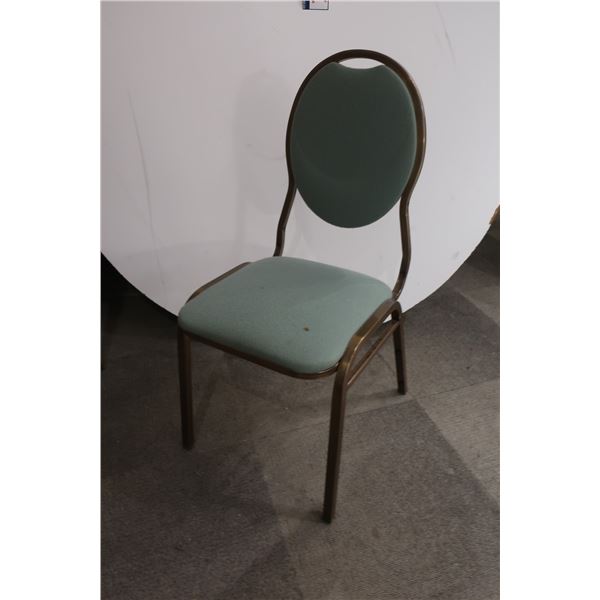 CHAISE EMPILABLE