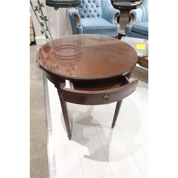 TABLE AVEC VITRE 26"d.x26"