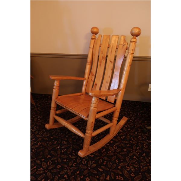 FAUTEUIL À BASCULE EN BOIS
