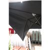 Image 3 : PARAPLUIE DE PATIO AVEC BASE (UN BRAS CASSÉ)