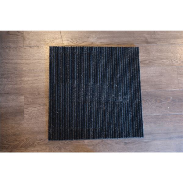 BTE DE 20 CARREAUX DE TAPIS 20"x20"