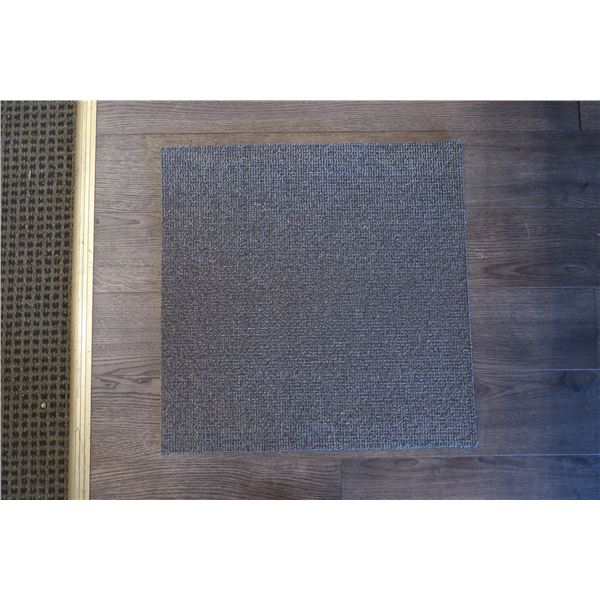 BTE DE 20 CARREAUX DE TAPIS 20"x20"