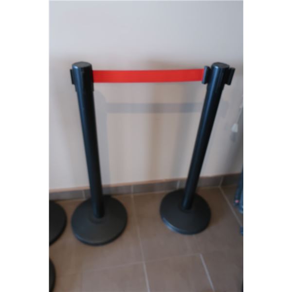 LOT DE 2 POTEAUX DE FOULE