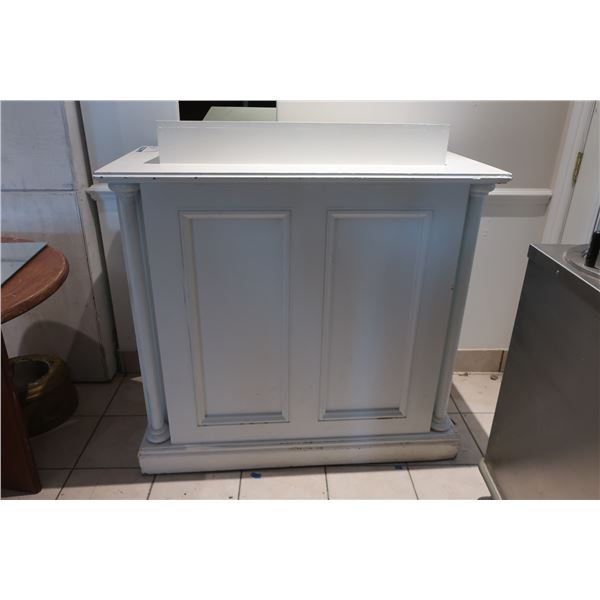 RANGEMENT/PODIUM EN BOIS MOBILE 48"x24"x44"