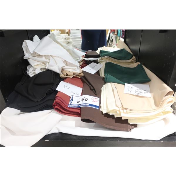 LOT DE 130+ NAPKINS EN TISSU -COULEURS ASSORTIES