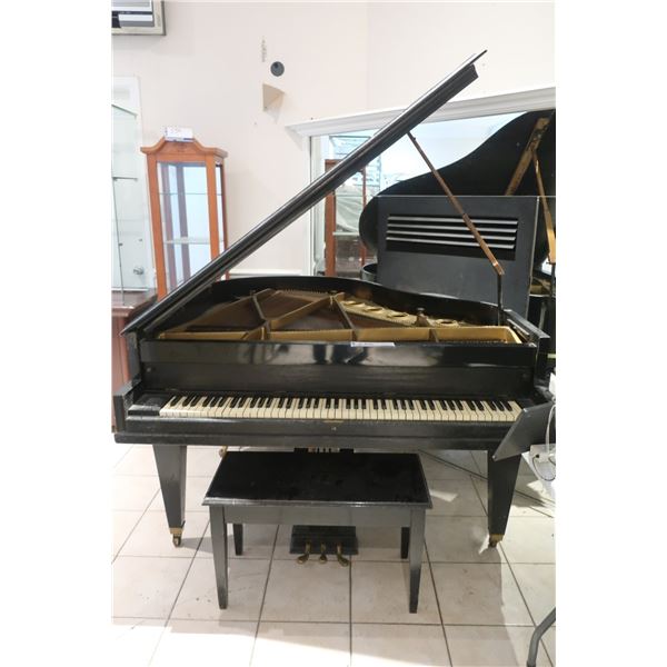 GRAND PIANO AVEC BANC IVERS & POND PIANO CO.