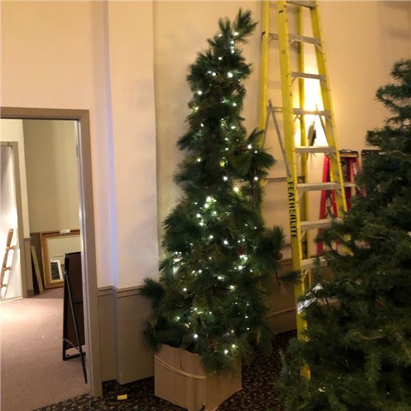 ARBRE DE NOËL 9' AVEC LUMIÈRES ET BASE