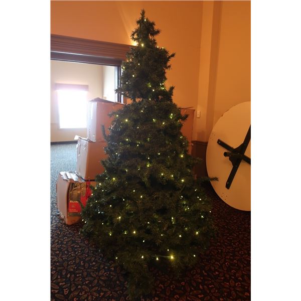 ARBRE DE NOËL 7' À L'ENVERS AVEC LUMIÈRES ET BASE