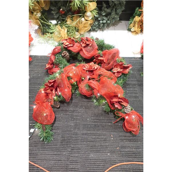 LOT: 2 GUIRLANDES DE NOËL AVEC LUMIÈRES ET DÉCO