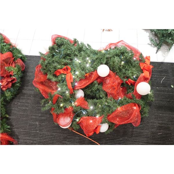 LOT: 2 GUIRLANDES DE NOËL AVEC LUMIÈRES ET DÉCO