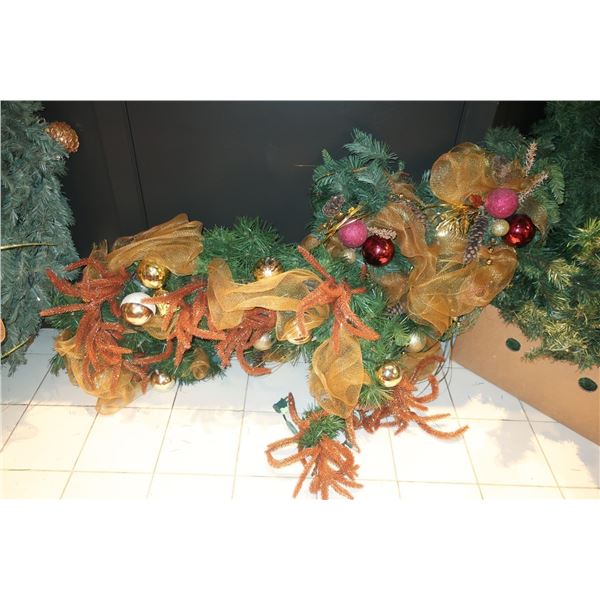 LOT: 3 GUIRLANDES DE NOËL AVEC LUMIÈRES ET DÉCO