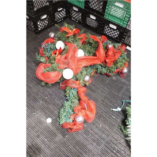 LOT: 3 GUIRLANDES DE NOËL AVEC LUMIÈRES ET DÉCO