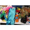 Image 2 : COSTUMES DE FÊTE / DÉCORATIONS ASST