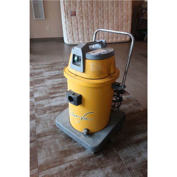 ASPIRATEUR JOHNNY VAC 120v, 60hz, 10.4a