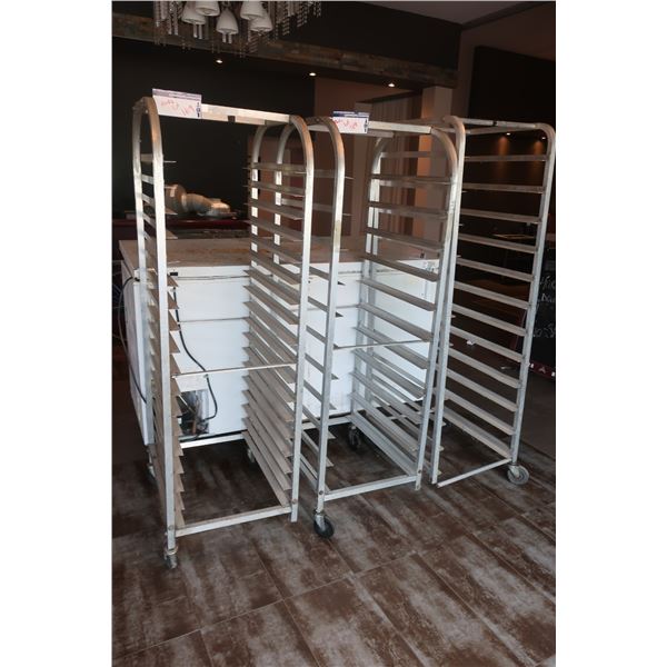 LOT:3 ECHELLES À PÂTISSERIE MOBILE (MANQUE 1-ROUE CHAQUE)