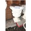 Image 1 : LOT DE 2 POTS EN BÉTON 22"d.x28"h. "TRÈS LOURD"