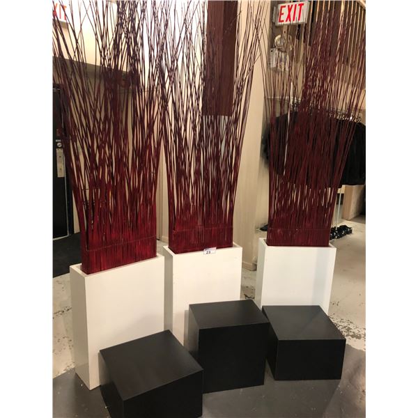 APPROX 25 DISPLAY FIXTURES AND DECOR ITEMS VARIOUS SIZES