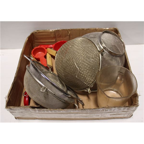 FLAT OF KITCHEN MISC: INCL STRAINERS & MEASURES