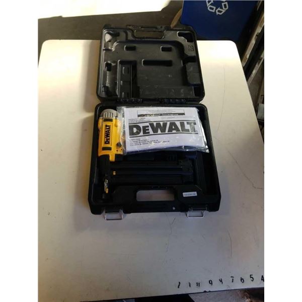 DEWALT 18 GAUGE BRAD NAILER TESTED AND WORKING