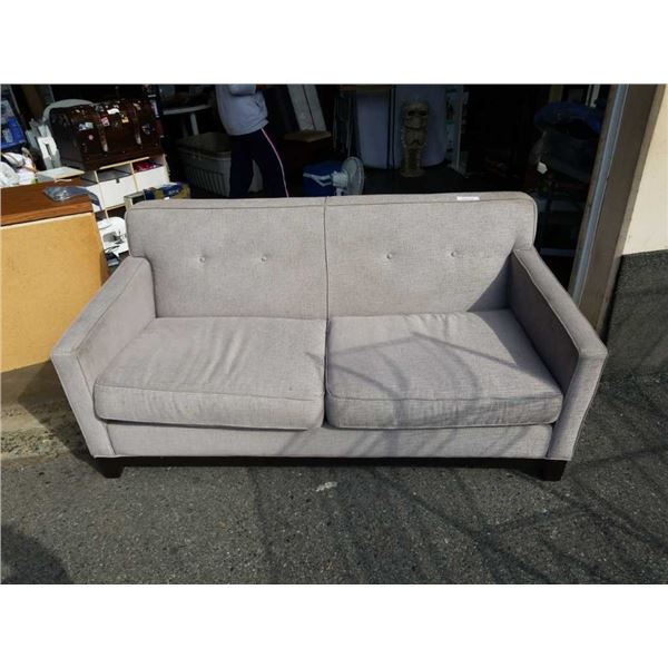 BUTTON BACK SOFA