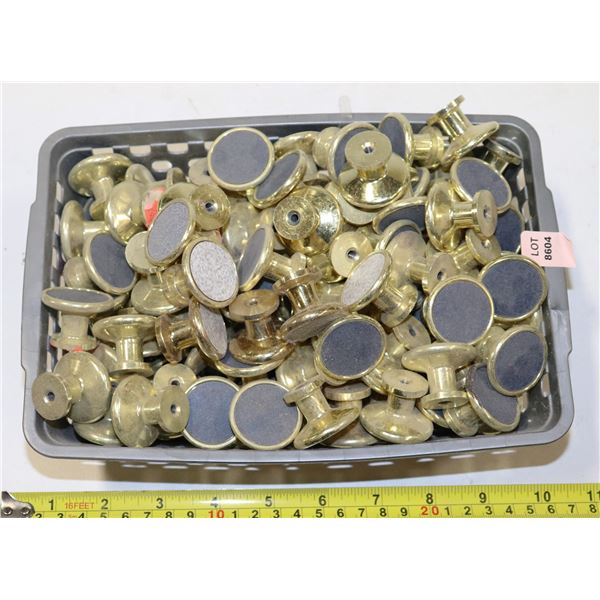 SMALL FLAT OF CABINET BRASS KNOBS