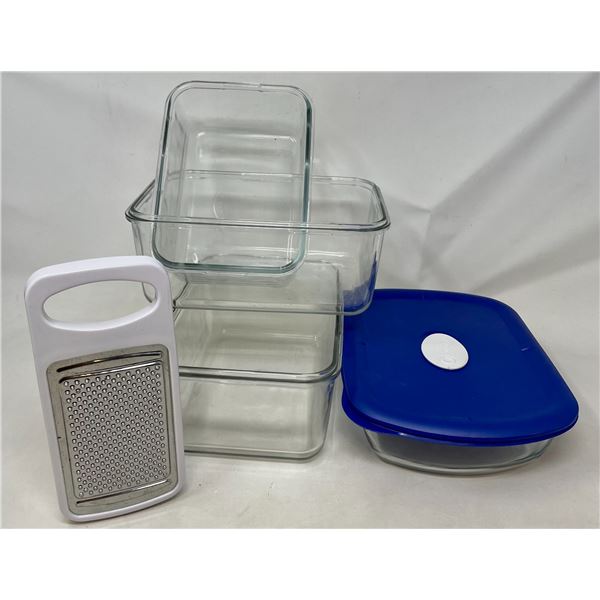 Pyrex x 4 Containers