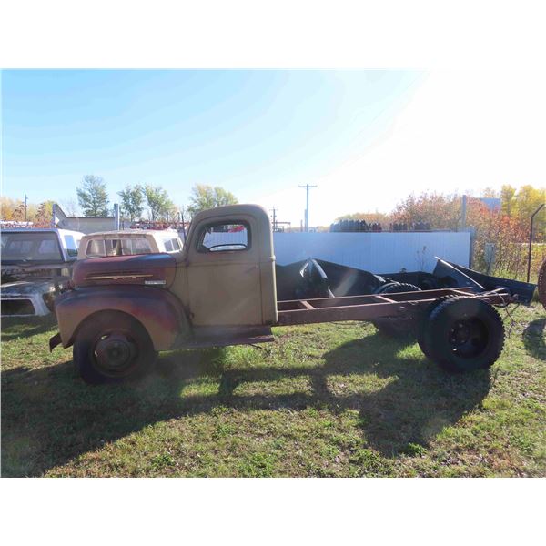 Early 1940s Ford 2 Ton Cab and Chassi Dually with Complete Power 