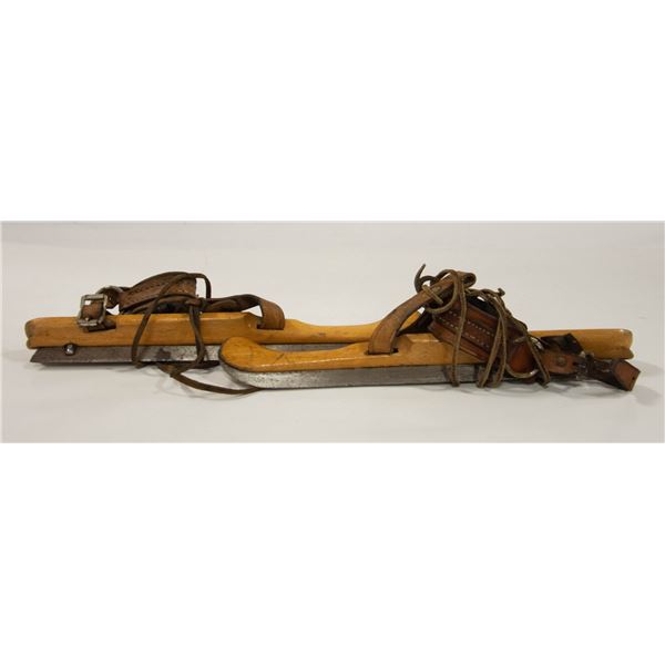 VINTAGE LEATHER STRAP ON SKATES