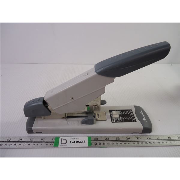 Heavy Duty Stapler-working