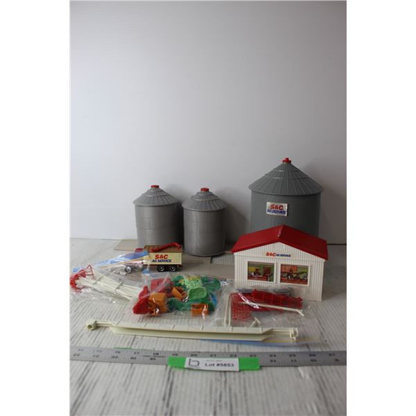 ERTL Toy Farm Set - SAC