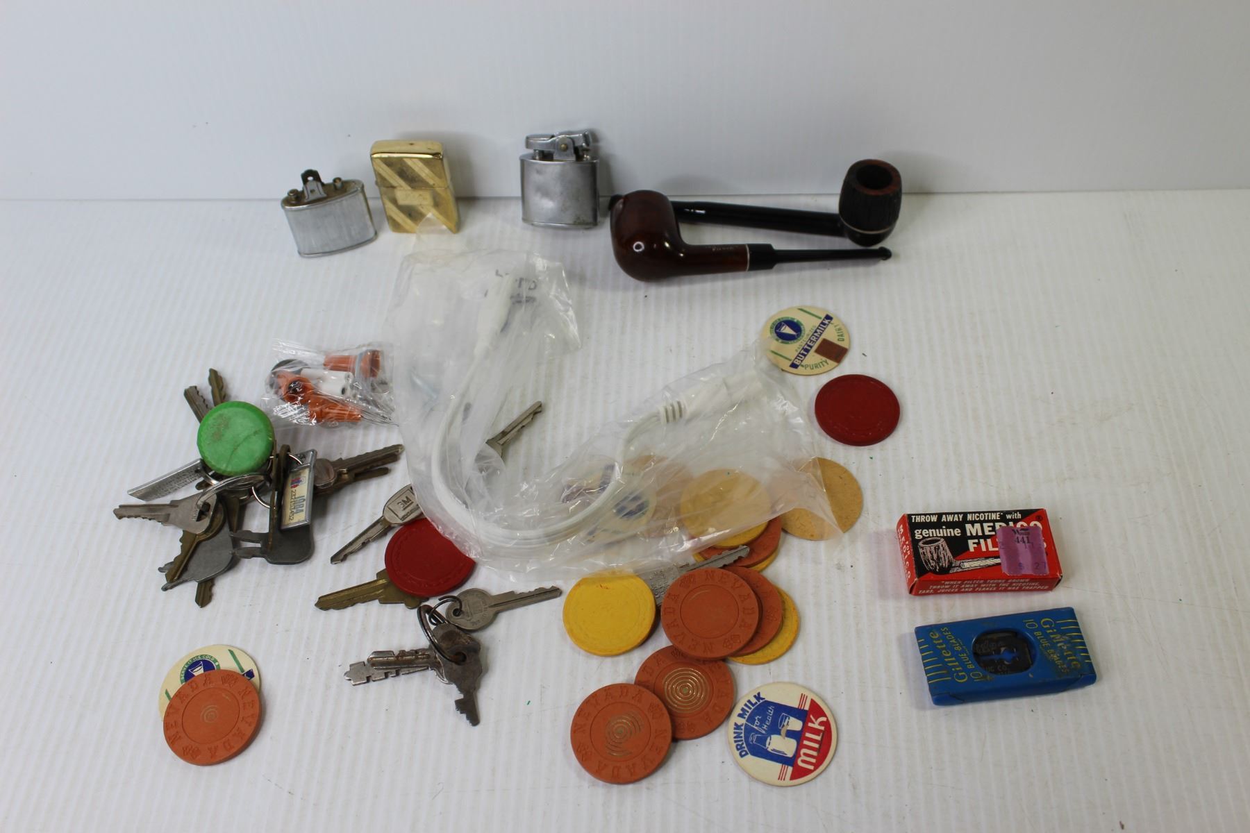 Clay Poker Chips Milk Cardboard Lids (2) Tabacco Pipes Keys (3