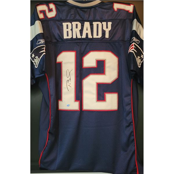 TOM BRADY SIGNED REEBOK NEW ENGLAND PATRIOTS ON FIELD JERSEY (MOUNTED MEMORIES COA)