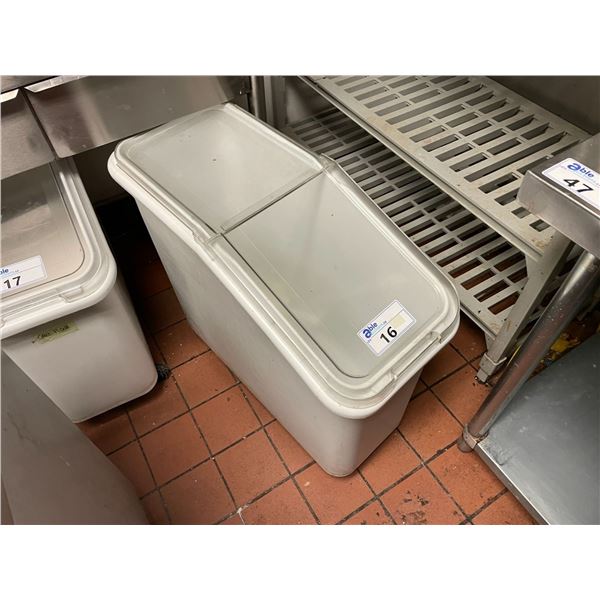 RUBBERMAID WHITE MOBILE COMMERCIAL INGREDIENTS BIN WITH LID