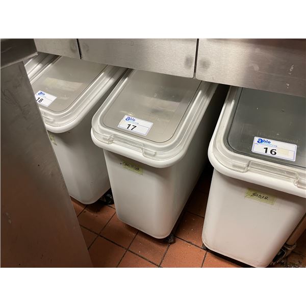 RUBBERMAID WHITE MOBILE COMMERCIAL INGREDIENTS BIN WITH LID