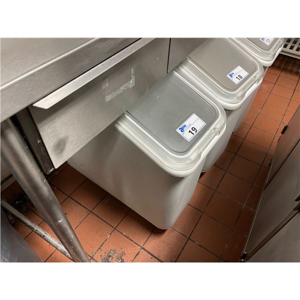 RUBBERMAID WHITE MOBILE COMMERCIAL INGREDIENTS BIN WITH LID