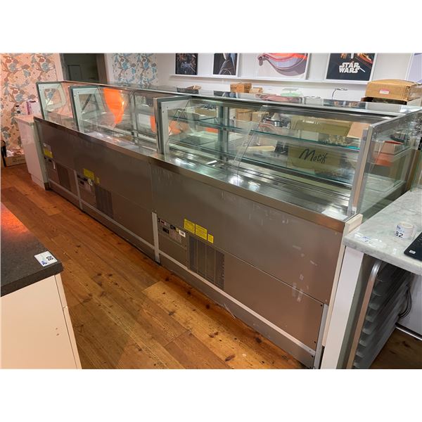 3 SECTION LA ROSSA RVS H60/136/15 STAINLESS STEEL 3 TIER COOLED COMMERCIAL PASTRY DISPLAY CASE WITH