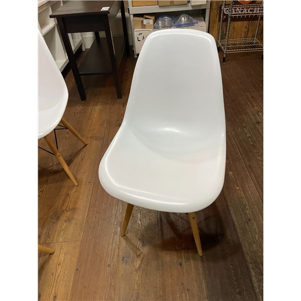 WHITE MODERN PLASTIC CAFE CHAIR