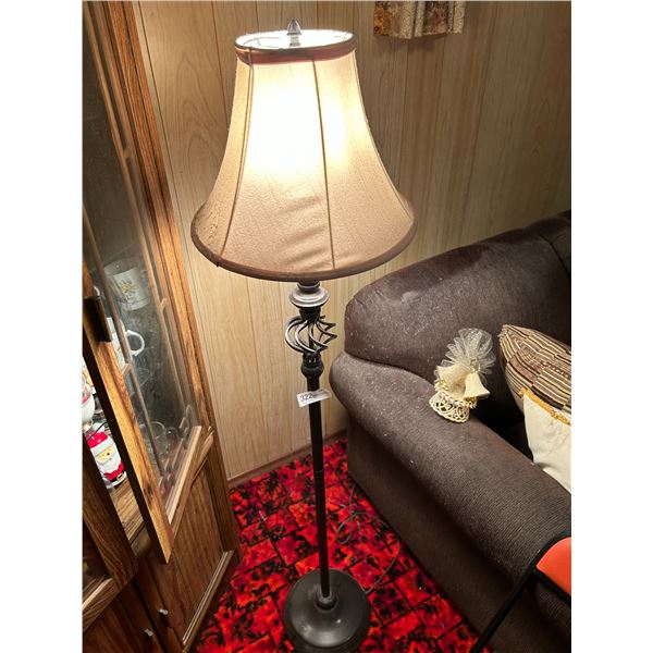 Iron Lamp With A Whurl Design 28H