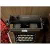 Image 3 : Underwood Vintage Typewriter Made In Canada