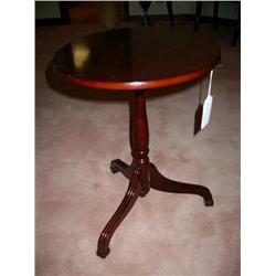 Bombay Co. oval mahogany lamp table w/tripod base