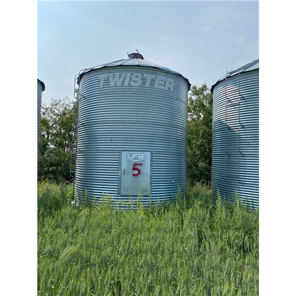 Group Lot #1-21- Twister 6- Ring, Wood floor. Located: 553075 RR 181 Ph. Theodore (587) 990-6264