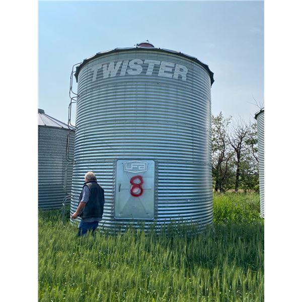 Group Lot #1-21- Twister 6- Ring, Wood floor. Located: 553075 RR 181 Ph. Theodore (587) 990-6264