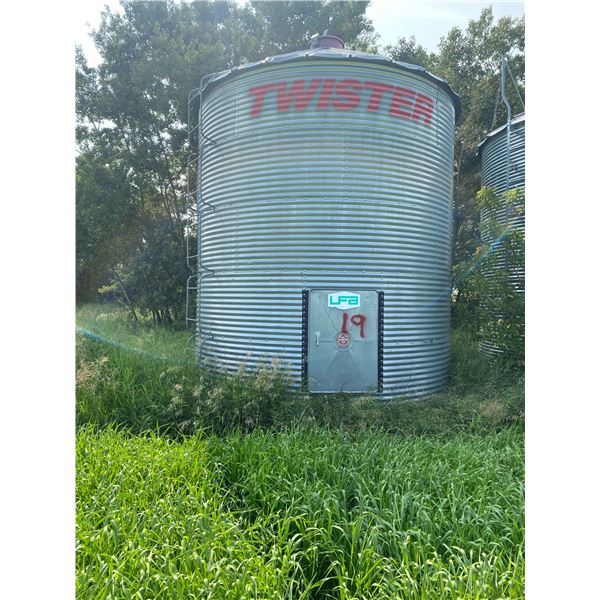 Group Lot #1-21- Twister 6-Ring, wood floor. Located: From Hwy 29, 6 km N on RR 180. Ph. Theodore (5