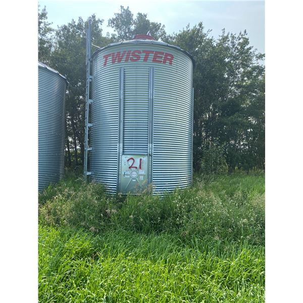 Group Lot #1-21- Twister 6-Ring, wood floor. Located: From Hwy 29, 6 km N on RR 180. Ph. Theodore (5
