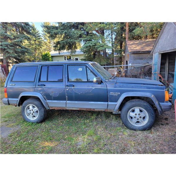 1989-90 Jeep Cherokee, #1J4FJ58L9LL163262, 255,385 km, 6 cyl., 4 spd standard. As is, may run